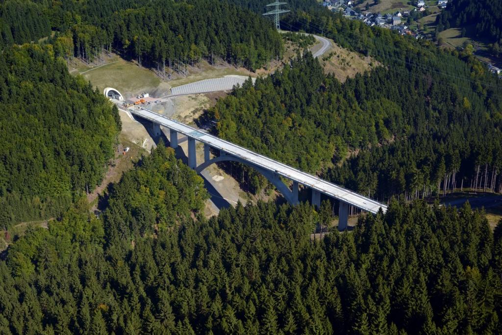 Die Dunkeltalbrücke mit dem Südportal Tunnel Rehberg im Hintergrund